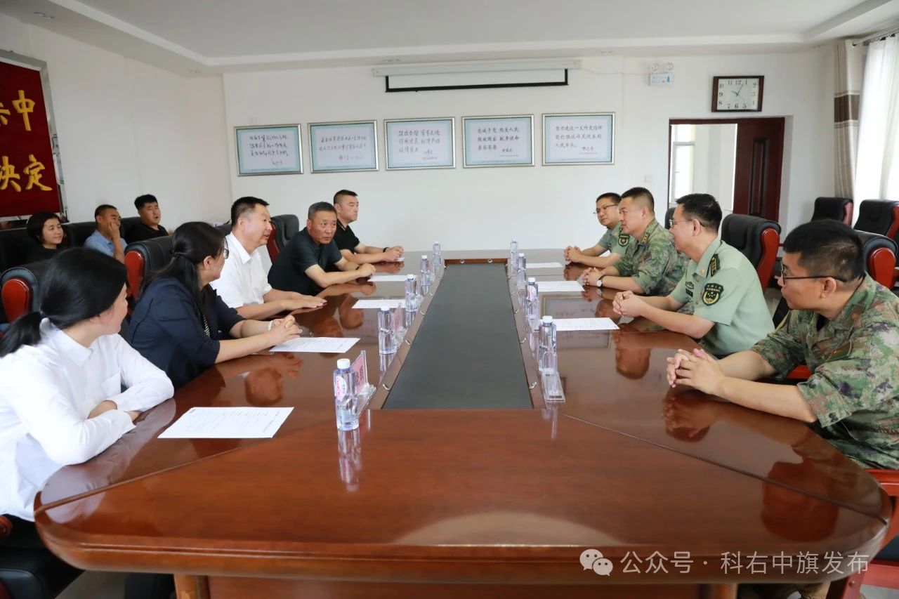 旗委书记蔡宝军在“八一”前夕慰问驻旗部队官兵、消防救援大队和退伍军人